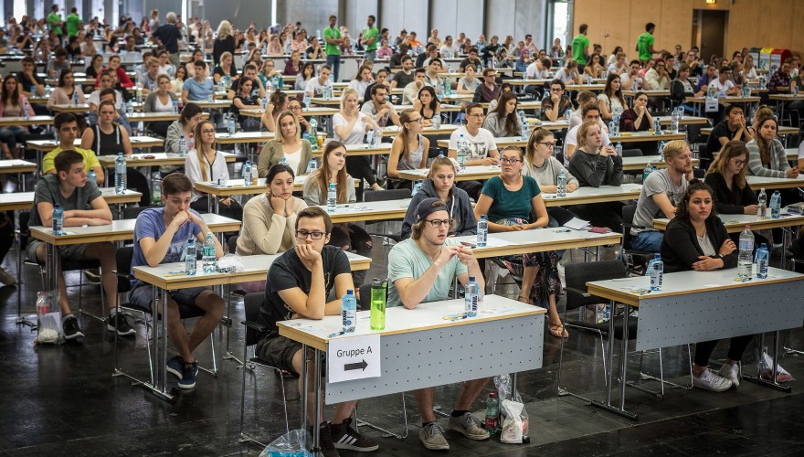 An der MedUni Wien nehmen am 7. Juli 2017 6.508 KandidatInnen am österreichweiten Aufnahmetest zum Medizinstudium teil. Veranstaltungsort: Messe Wien.